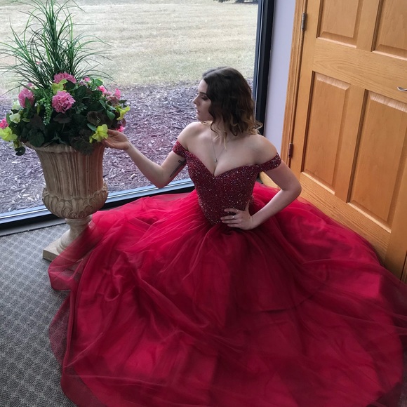 Meet your Posher, Mel🌸💕 - Picture 2 of 4